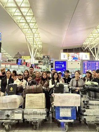 Đoàn du học sinh làm thủ tục tại sân bay trước khi bay sang Hàn Quốc