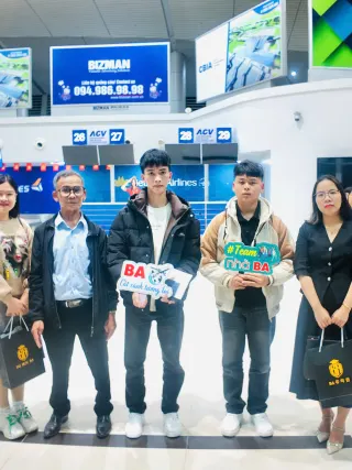 Nhân viên Du Học BA tiễn học sinh tại sân bay trước giờ bay sang Hàn Quốc