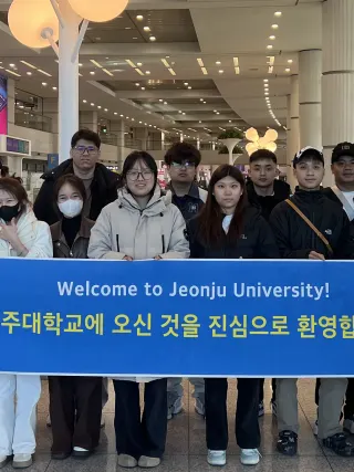 Đại học Jeonju đón đoàn sinh viên Việt Nam nhập học tại sân bay Incheon